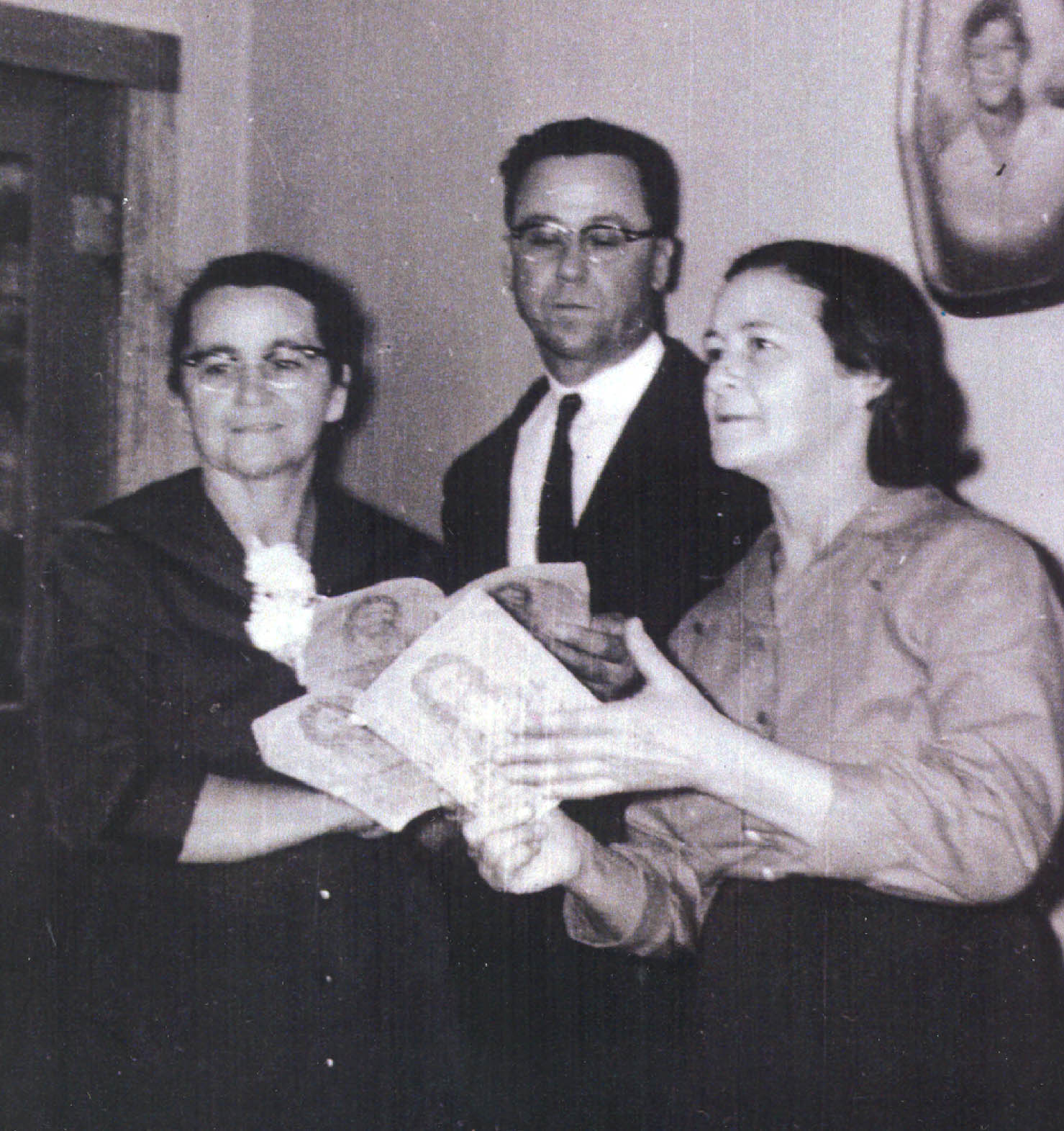 Gladys Irene, Thomas A. and Bertha Valentine WALKER